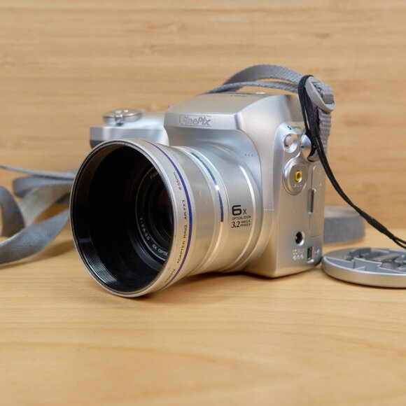 Fujifilm Finepix S3000 3.2MP Digital Camera, with 6x Optical Zoom, Made in Japan - Picture 3 of 9